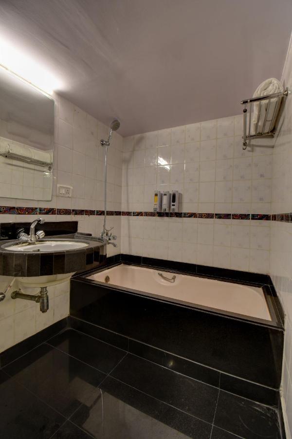 Elite Hotel Лонавала Екстериор снимка