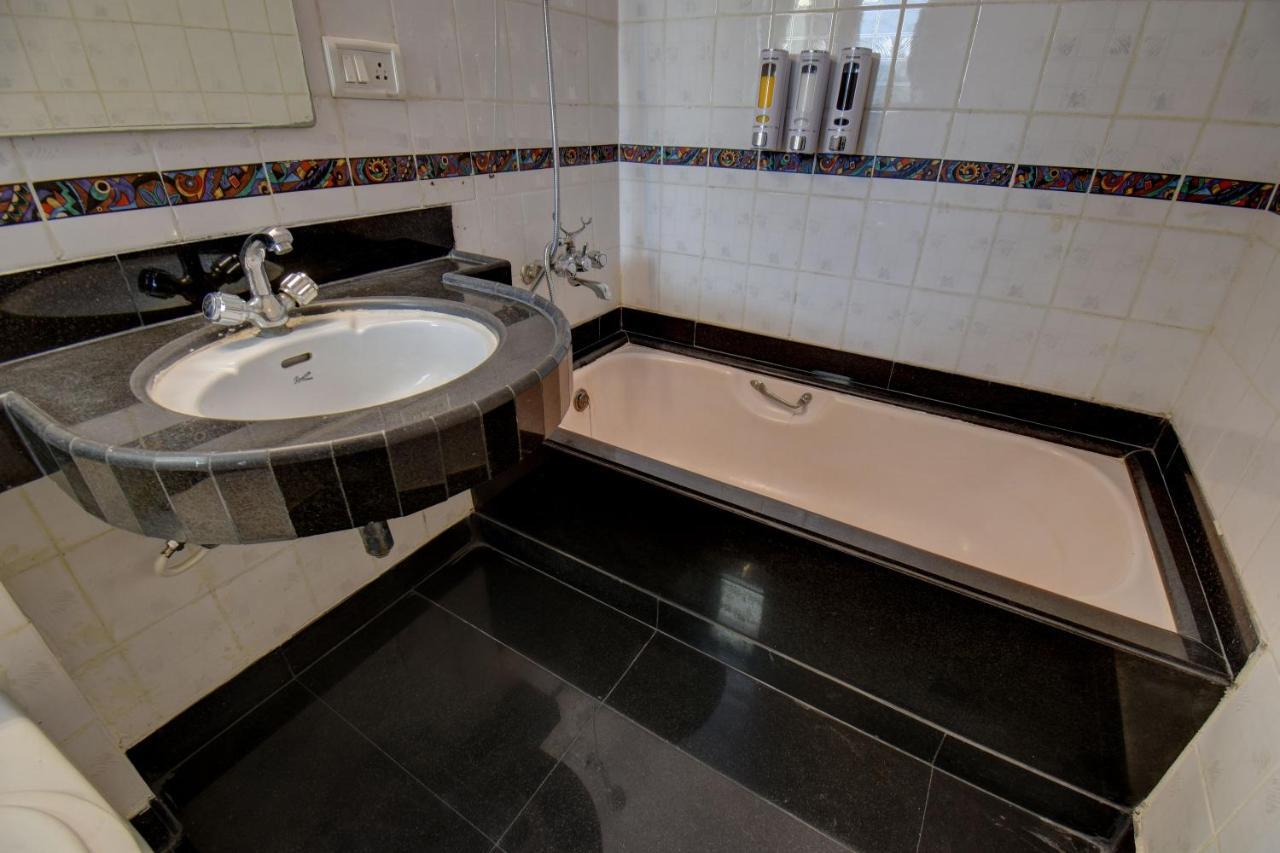 Elite Hotel Лонавала Екстериор снимка