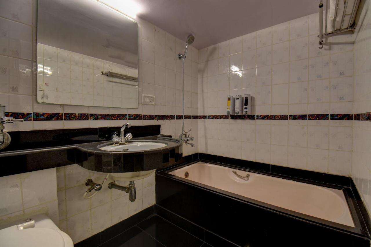 Elite Hotel Лонавала Екстериор снимка