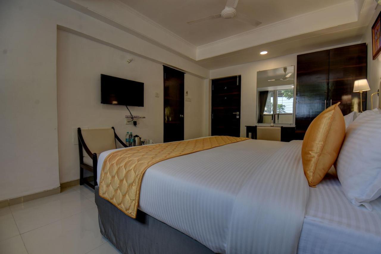 Elite Hotel Лонавала Екстериор снимка