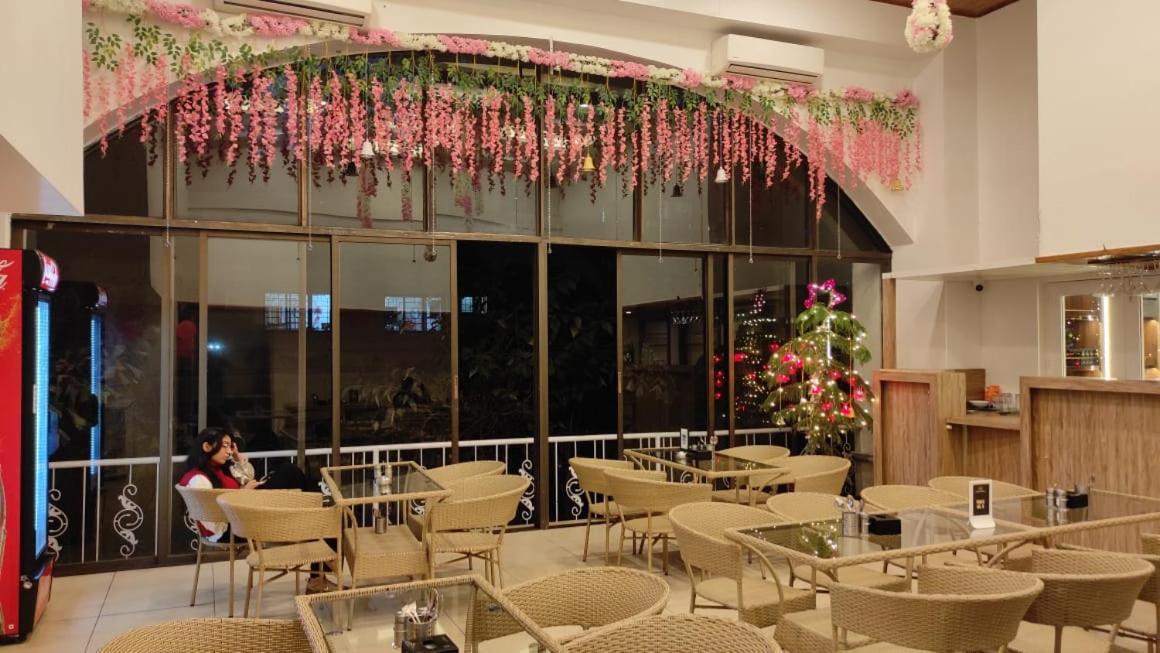 Elite Hotel Лонавала Екстериор снимка